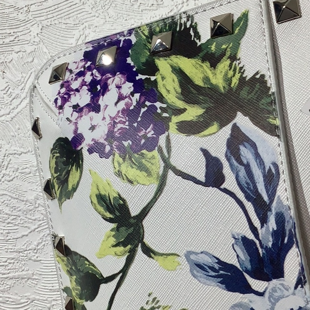 White House Black Market NWT - floral white silver studded medium sized wristlet - Picture 6 of 11
